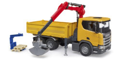 Alternative view of Nákladní auto Scania Super 560R s jeřábem a paletami - Bruder 03551