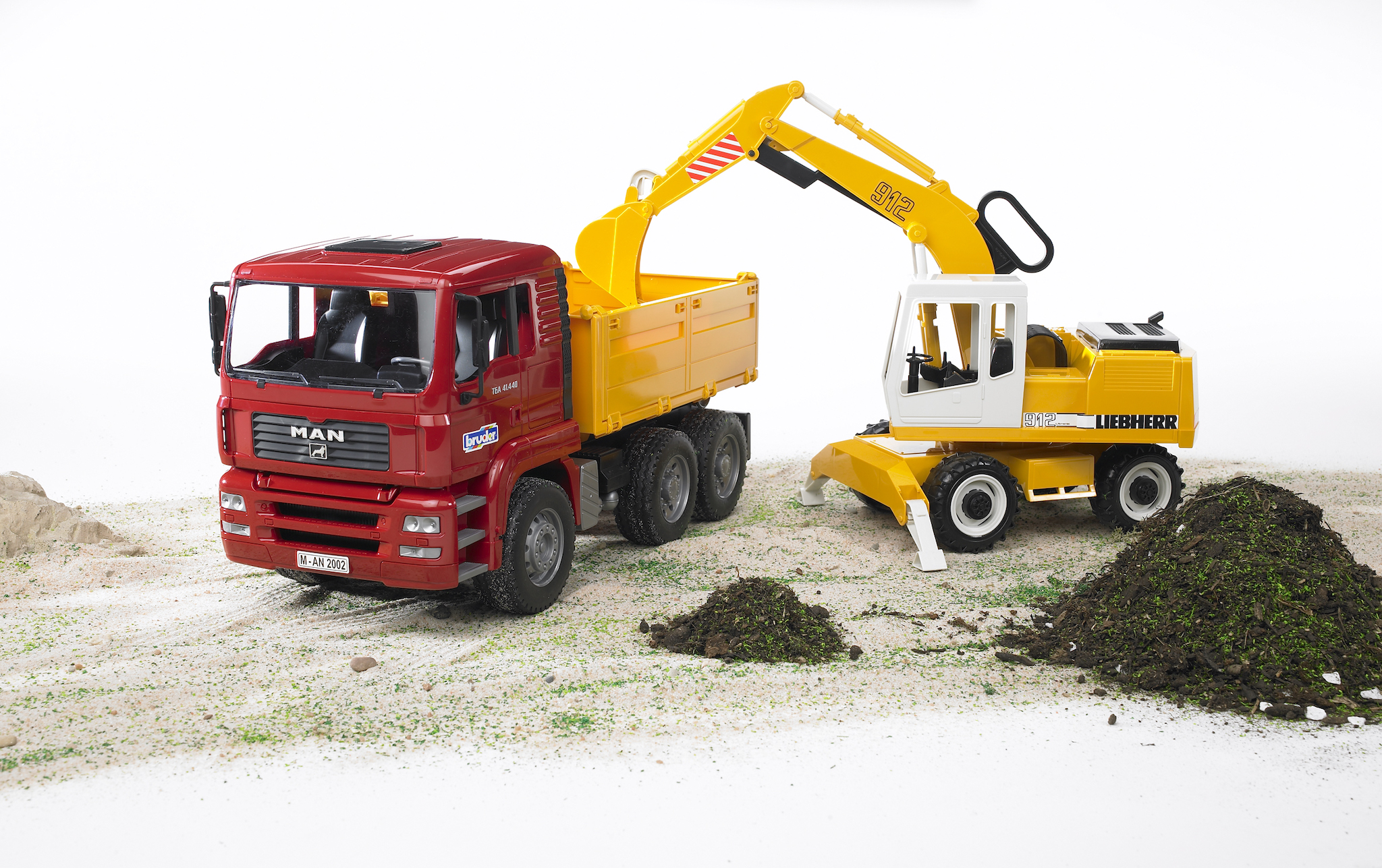 Sklápěčka MAN TGA s bagrem Liebherr - Bruder 02751 - Obrázek 2